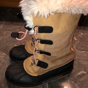 Girls snow boots.